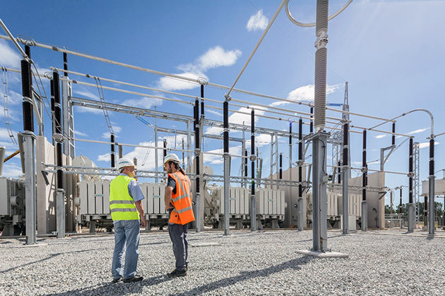 werkmannen bij electriciteits verdeelstation